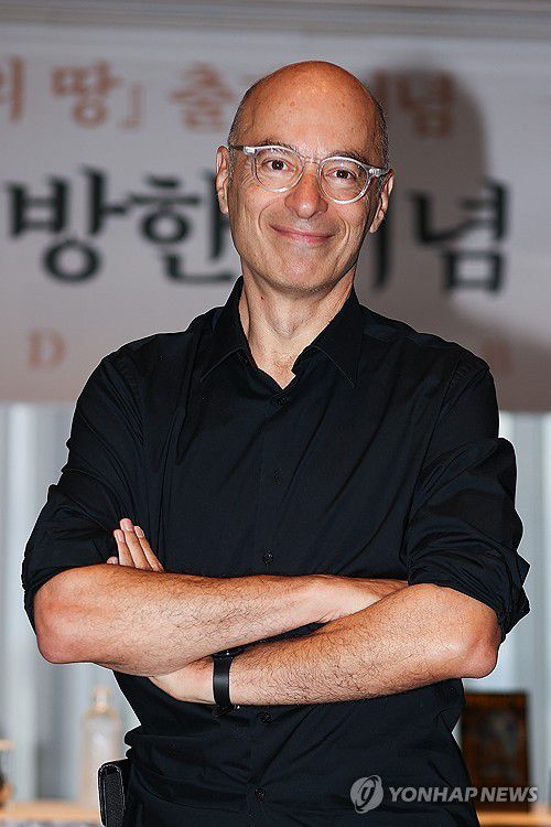 포즈 취하는 베르나르 베르베르(서울=연합뉴스) 류효림 기자 = 베르나르 베르베르 작가가 20일 서울 중구 앰배서더 서울 풀만 호텔에서 열린 신작 '키메라의 땅' 출간 기념 방한 기자간담회에서 포즈를 취하고 있다. 2025.8.20 ryousanta@yna.co.kr