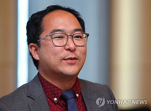 국내 언론 매체와 기자간담회 하는 앤디 김 미국 상원의원(서울=연합뉴스) 김도훈 기자 = '한국계' 앤디 김 미국 상원의원이 20일 서울 종로구 포시즌스 호텔에서 연합뉴스를 비롯한 국내 언론 매체와 방한 기자간담회를 하고 있다. 2025.8.20 superdoo82@yna.co.kr