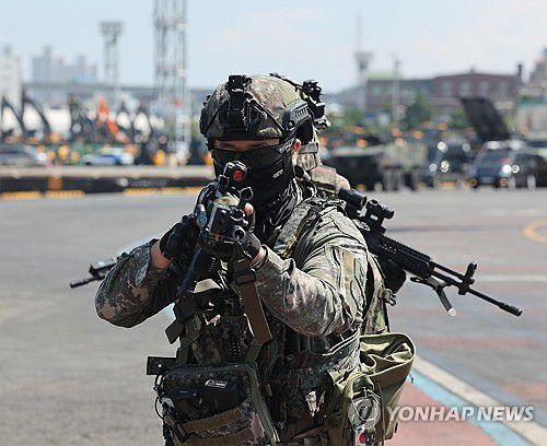 울산항 통합방호훈련서 경계하는 군(울산=연합뉴스) 김용태 기자 = 20일 울산항 5부두 일대에서 열린 '사이버 위기대응과 연계한 울산항 통합방호훈련'에서 군이 경계 태세를 갖추고 있다. 2025.8.20 yongtae@yna.co.kr