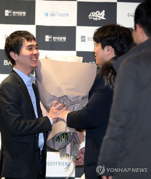 친구들 축하받으며 은퇴하는 이세돌[연합뉴스 자료사진]