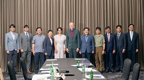 노을 임찬양 대표(사진 왼쪽 첫번째)와 라이트재단 김한이 대표(왼쪽 네번째), 게이츠재단 트레버 문델 회장(가운데)이 20일 간담회 직후 기념사진을 촬영하고 있다. [라이트재단 제공]