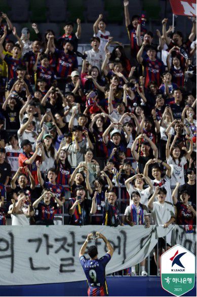 수원FC 팬과 호흡하는 싸박[한국프로축구연맹 제공. 재판매 및 DB 금지]