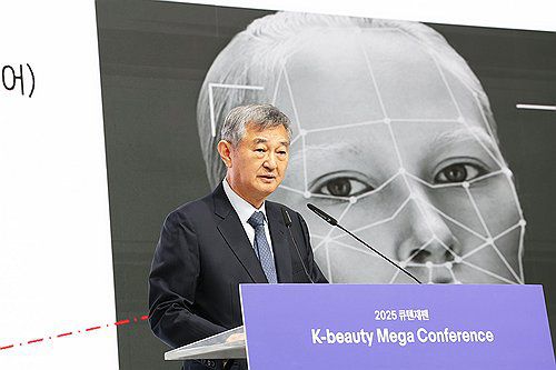 발표하는 이경수 코스맥스 회장(서울=연합뉴스) 이경수 코스맥스 회장이 14일 서울 강남구 그랜드 인터내셔널 서울 파르나스에서 열린 '2025 큐텐재팬 K뷰티 메가 콘퍼런스'에서 발표하고 있다. 2025.3.14 [코스맥스 제공. 재판매 및 DB 금지] photo@yna.co.kr