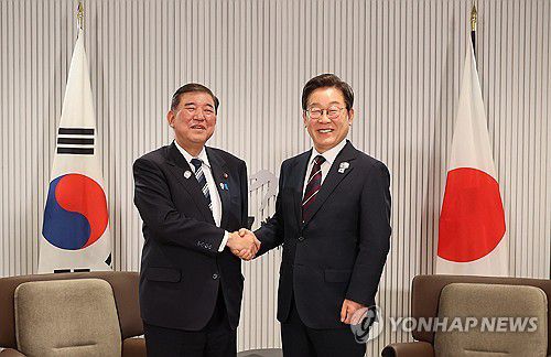 지난 6월 캐나다 G7 정상회의서 만난 이재명 대통령(오른쪽)과 이시바 일본 총리[연합뉴스 자료사진]