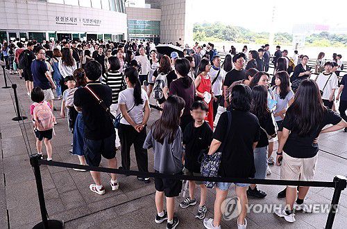 지난달 국립중앙박물관 관람객 70만명 육박(서울=연합뉴스) 윤동진 기자 = 1일 서울 국립중앙박물관을 찾은 시민들이 입장을 위해 줄을 서 있다. 이날 국립중앙박물관에 따르면 올해 7월 1일부터 30일까지 국립중앙박물관을 찾은 관람객 수는 총 69만4천552명이다. 지난해 같은 기간 관람객(33만8천868명)의 배를 넘는 수치다. 2025.8.1 mon@yna.co.kr