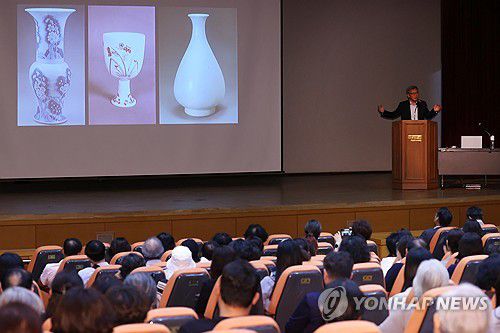 '조선 전기 미술'에 대해 설명하는 유홍준 관장(서울=연합뉴스) 진연수 기자 = 유홍준 국립중앙박물관 관장이 14일 오후 서울 용산구 국립중앙박물관 대강당에서 조선 전기 미술 특별 강연을 하고 있다. 2025.8.14 jin90@yna.co.kr