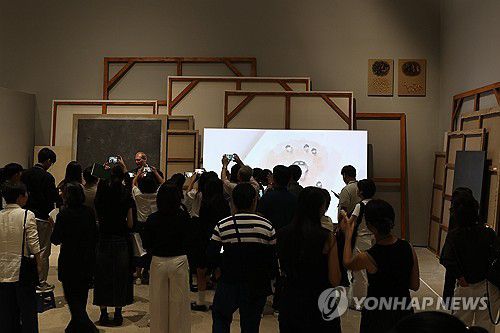 김창열, 작고 이후 첫 대규모 회고전(서울=연합뉴스) 류효림 기자 = 21일 서울 종로구 국립현대미술관 서울에서 열린 김창열 회고전 언론공개회에서 참석자들이 전시된 작품을 살펴보고 있다. 2025.8.21 ryousanta@yna.co.kr