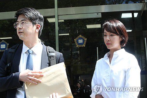 결심 공판 마친 황정음(제주=연합뉴스) 백나용 기자 = 특정경제범죄 가중 처벌 등에 관한 법률 위반(횡령) 혐의로 기소된 배우 황정음이 21일 결심 공판에서 징역 3년을 구형받고 법원을 나오면서 취재진 질문을 받고 있다. 2025.8.21 dragon.me@yna.co.kr