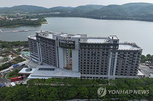 'VIP 모셔라'…경주 APEC 앞두고 리모델링 나선 호텔(경주=연합뉴스) 윤관식 기자 = 21일 경북 경주시 소노캄 경주 호텔이 APEC 정상회의 개최를 앞두고 VIP유치를 위해 리모델링 공사중인 모습. 2025.8.21 psik@yna.co.kr