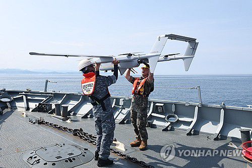 해군 1함대-국군대전병원 합동 의무지원 훈련(동해=연합뉴스) 21일 동해 해상에서 실시한 '해군 1함대-국군대전병원 합동 의무지원 훈련'에서 국군대전병원 드론팀과 현시학함 장병이 환자 검채를 드론을 활용해 함대 의무대로 보내고 있다. 2025.8.21 [해군 1함대사령부 제공. 재판매 및 DB 금지] yoo21@yna.co.kr