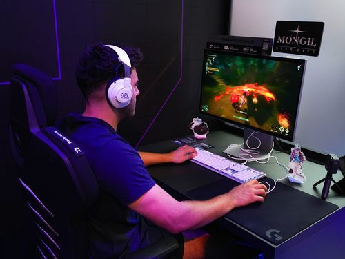 게임스컴 2025 삼성전자 부스에서 '몬길' 즐기는 인플루언서[촬영 김주환]