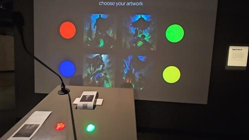 마이크에 이야기를 하면 글과 그림을 그려주는 AI [이은준 제공]