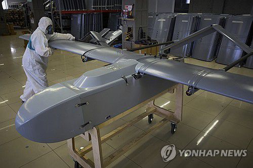 우크라이나 방위산업 스타트업 '파이어포인트' 직원들이 지난 18일 비밀 공장에서 무인기(드론)을 검수하고 있다. [AP=연합뉴스]