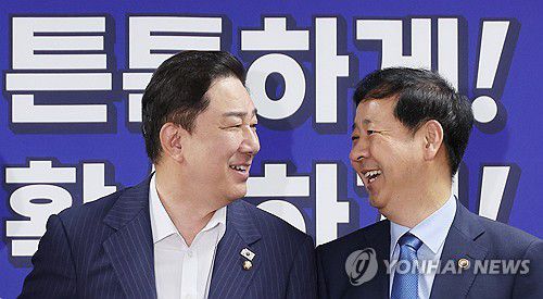 대화하는 김병기-구윤철(서울=연합뉴스) 박동주 기자 = 20일 서울 여의도 국회 의원회관에서 열린 새정부 경제성장전략 관련 당정 협의에서 더불어민주당 김병기 원내대표, 구윤철 부총리 겸 기재부 장관이 기념촬영에 앞서 대화하고 있다. 2025.8.20 pdj6635@yna.co.kr