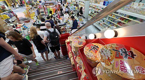 '케데헌' 열풍에 한국 관심 '쑥'(서울=연합뉴스) 이진욱 기자 = 넷플릭스를 통해 공개된 미국 애니메이션 '케이팝 데몬 헌터스'의 세계적 인기로 한국에 대한 관심이 부쩍 높아진 것으로 나타났다. 사진은 이날 서울 명동 한 K-푸드 전문점 모습. 2025.8.20 cityboy@yna.co.kr