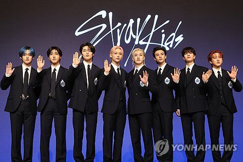 스트레이 키즈, 4집 '카르마'로 컴백(서울=연합뉴스) 류효림 기자 = 그룹 스트레이 키즈가 22일 서울 여의도 콘래드 호텔에서 열린 정규앨범 4집 '카르마' 발매 기념 기자간담회에서 포즈를 취하고 있다. 2025.8.22 ryousanta@yna.co.kr