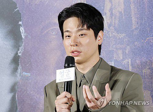 질문에 답하는 박정민(서울=연합뉴스) 이재희 기자 = 배우 박정민이 22일 서울 광진구 롯데시네마 건대입구점에서 열린 영화 '얼굴' 제작보고회에서 질문에 답하고 있다. 2025.8.22 scape@yna.co.kr