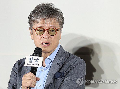 '얼굴'에서 시각장애인 연기한 권해효(서울=연합뉴스) 이재희 기자 = 배우 권해효가 22일 서울 광진구 롯데시네마 건대입구점에서 열린 영화 '얼굴' 제작보고회에서 질문에 답하고 있다. 2025.8.22 scape@yna.co.kr