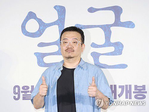 '얼굴'의 연상호 감독(서울=연합뉴스) 이재희 기자 = 연상호 감독이 22일 서울 광진구 롯데시네마 건대입구점에서 열린 영화 '얼굴' 제작보고회에서 포즈를 취하고 있다. 2025.8.22 scape@yna.co.kr