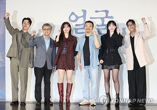 영화 '얼굴'의 감독과 출연진(서울=연합뉴스) 이재희 기자 = 22일 서울 광진구 롯데시네마 건대입구점에서 열린 영화 '얼굴' 제작보고회에서 배우 박정민(왼쪽부터), 권해효, 신현빈, 연상호 감독, 배우 한지현, 임성재가 포즈를 취하고 있다. 2025.8.22 scape@yna.co.kr