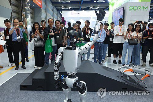 '반갑습니다, 휴먼'    (서울=연합뉴스) 김도훈 기자 = 11일 서울 강남구 코엑스에서 열린 제14회 스마트테크코리아에서 한 업체 부스에서 휴머노이드가 관람객들에게 인사를 하고 있다. 2025.6.11     superdoo82@yna.co.kr