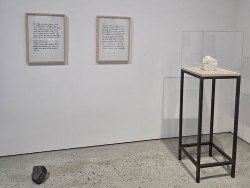안규철 작 '두 개의 돌'(서울=연합뉴스) 박의래 기자 = 22일 부산 수영구 국제갤러리 부산점에서 개막한 안규철 개인전 '열두 개의 질문'에 전시 된 작품 '두 개의 돌'. 2025.8.23. laecorp@yna.co.kr