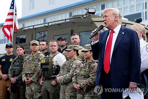 워싱턴DC 치안 활동 요원들 격려하는 트럼프(워싱턴 AFP=연합뉴스) 도널드 트럼프 미국 대통령이 21일(현지시간) 워싱턴DC에 있는 공원경찰 시설을 찾아 시내 치안 활동을 하는 사법 요원들 앞에서 발언하고 있다. 2025.8.21