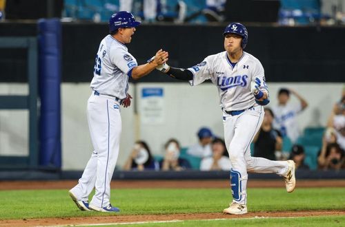 만루홈런 친 뒤 하이파이브 하는 삼성 이병헌(오른쪽)[삼성 라이온즈 제공. 재배포 및 DB 금지]