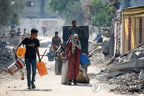 팔레스타인 주민들이 22일(현지시간) 가자시티 북부 아부이스칸다르 지역에서 피난길에 오르고 있다. [AFP=연합뉴스]