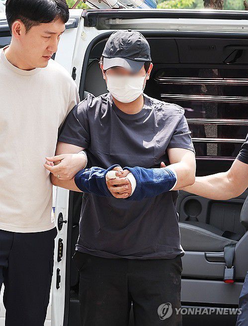 용인 오피스텔 30대 여성 살해용의자 체포(용인=연합뉴스) 홍기원 기자 = 경기 용인시에서 30대 여성을 살해한 뒤 달아났다 강원 홍천군 야산에서 긴급 체포된 살인 용의자 A씨가 22일 경기도 용인서부경찰서로 압송되고 있다. 2025.8.22 xanadu@yna.co.kr