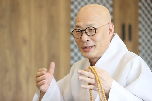 인터뷰하는 조계종 총무원장 진우스님(서울=연합뉴스) 강민지 기자 = 대한불교조계종 총무원장 진우스님이 20일 서울 종로구 소재 조계사에서 연합뉴스와 인터뷰를 하고 있다. 2025. 8. 24      mjkang@yna.co.kr