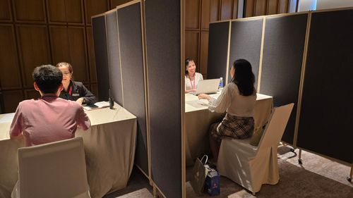 롯데, 베트남하노이서 첫 그룹 통합 채용박람회(하노이=연합뉴스) 롯데그룹이 지난 22일(현지시간) 베트남 하노이 롯데몰 웨스트레이크 L7 호텔에서 개최한 첫 해외 계열사 통합 채용박람회 '글로벌 잡페어' 행사에 참석한 현지 취업준비생들이 각 계열사 면접관과 모의 면접을 하는 모습. jhpark@yna.co.kr