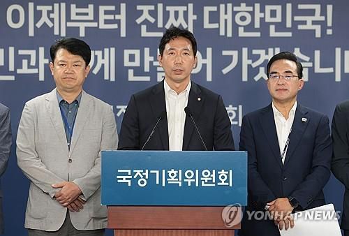 전세사기 피해자 간담회 사후 브리핑     (서울=연합뉴스) 김인철 기자 = 이정헌 국정기획위원회 경제2분과 기획위원이 18일 서울 종로구 정부서울청사 창성동 별관에서 전세사기 피해자 간담회 사후 브리핑을 하고 있다. 2025.7.18     yatoya@yna.co.kr (끝)