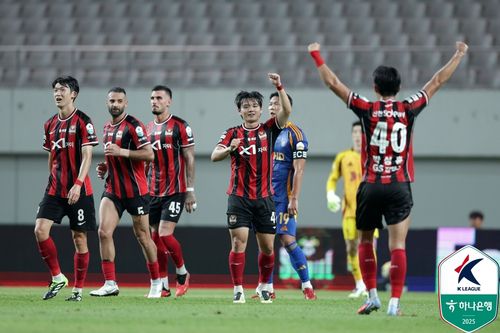 황도윤의 골에 기뻐하는 서울 선수들[한국프로축구연맹 제공. 재판매 및 DB 금지]