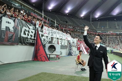 팬들에게 인사하는 고광민[한국프로축구연맹 제공. 재판매 및 DB 금지]