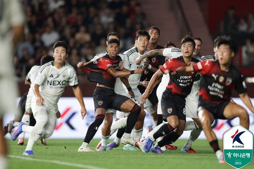 볼경합을 펼치는 포항과 전북 선수들[한국프로축구연맹 제공. 재판매 및 DB 금지]