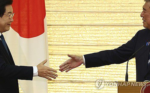 악수하는 이재명 대통령과 이시바 총리[AP=연합뉴스 자료사진. 재판매 및 DB 금지]