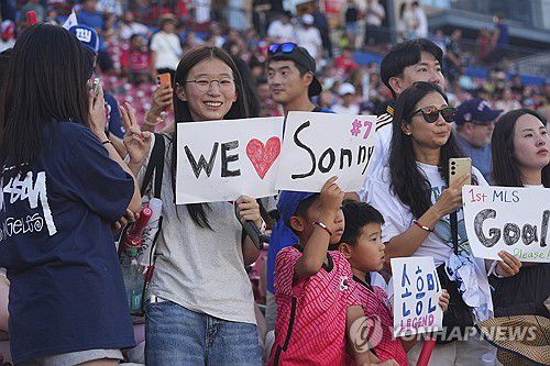 관중석에서 손흥민을 응원하는 팬들[AP=연합뉴스]