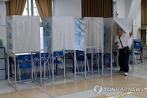 대만 3호 원전 재가동 국민투표에 참여한 유권자[EPA 연합뉴스 자료사진. 재판매 및 DB 금지]