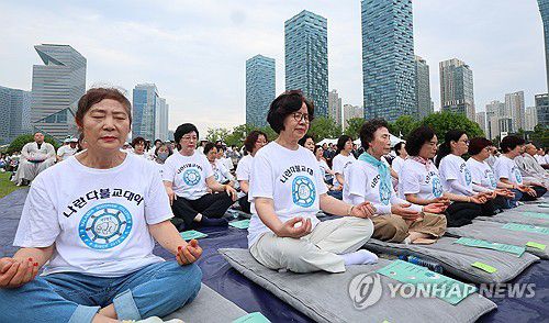 도심 속 선명상(인천=연합뉴스) 임순석 기자 = 2025년 6월 21일 인천 연수구 송도 센트럴파크 잔디광장에서 열린 '2025 인천시민 행복을 위한 국제 선명상 대회'에서 참석자들이 선명상을 하고 있다. [연합뉴스 자료사진]