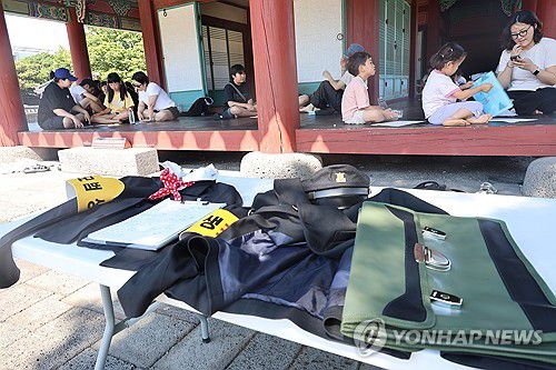 '폭싹 속았수다'처럼 제주목관아서 백일장(제주=연합뉴스) 지난 6월 28일 제주목관아에서 '2025 제주 국가유산 방문의 해' 시즌 2 기획행사로 '한라춘사제 백일장 어린이 사생대회'가 열려 어린이들이 글을 쓰거나 그림을 그리고 있다. 이번 행사는 넷플릭스 오리지널 시리즈 '폭싹 속았수다' 주인공들이 백일장에 참가하는 장면의 배경이 된 제주목 관아에서 진행돼 드라마 속 1967년 한라춘사제를 재현했다. [연합뉴스 자료사진]