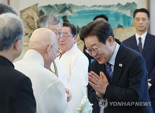 조계종 총무원장 진우스님 만난 이재명 대통령(서울=연합뉴스) 한상균 기자 = 이재명 대통령이 2025년 7월 9일 용산 대통령실에서 오찬에 참석한 조계종 총무원장 진우스님과 인사하며 합장하고 있다. [연합뉴스 자료사진]