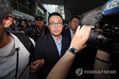 입국 직후 김건희특검에 체포된 '집사' 김예성씨(영종도=연합뉴스) 류영석 기자 = 김건희 여사 일가의 '집사'로 지목된 김예성씨가 12일 인천국제공항 제1여객터미널을 통해 입국한 뒤 민중기 특별검사팀에 체포돼 이동하고 있다. 2025.8.12 ondol@yna.co.kr