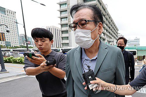 영장심사 포기하고 특검 대기하는 건진법사 전성배 씨(서울=연합뉴스) 이동해 기자 = 영장심사를 포기한 건진법사 전성배 씨가 21일 민중기 특별검사팀 사무실이 마련된 서울 종로구 KT 광화문빌딩 웨스트에서 대기하기 위해 출석하고 있다. 2025.8.21 eastsea@yna.co.kr