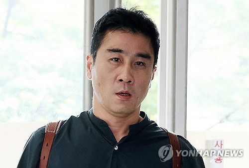 전직 해병 이관형 씨, 특검 출석(서울=연합뉴스) 이동해 기자 = 임성근 전 해병대 1사단장 구명 로비 의혹을 정치권에 제보한 전직 해병 이관형 씨가 21일 참고인 신분으로 조사를 받기 위해 서울 서초한샘빌딩에 위치한 순직해병특별검사팀으로 출석하고 있다. 2025.8.21 eastsea@yna.co.kr