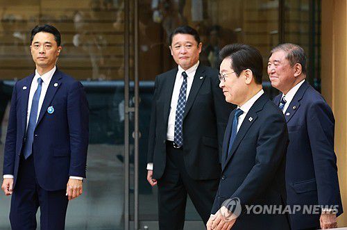 공동 언론 발표 입장하는 한일 정상(도쿄=연합뉴스) 홍해인 기자 = 이재명 대통령과 이시바 시게루 일본 총리가 23일 일본 도쿄 총리 관저에서 한일 정상 공동 언론 발표를 위해 입장하고 있다. 2025.8.23 hihong@yna.co.kr