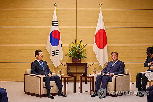 소인수회담 갖는 한일 정상(도쿄=연합뉴스) 홍해인 기자 = 1박2일 일정으로 일본을 방문한 이재명 대통령이 23일 일본 도쿄 총리 관저에서 이시바 시게루 일본 총리와 한일 정상 소인수회담을 하고 있다. 2025.8.24 [공동취재] hihong@yna.co.kr