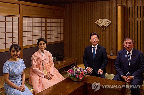 이재명 대통령 부부, 이시바 일본 총리 부부와 기념촬영(도쿄=연합뉴스) 홍해인 기자 = 1박2일 일정으로 일본을 방문한 이재명 대통령과 김혜경 여사가 23일 일본 도쿄 총리 관저에서  이시바 시게루 일본 총리, 부인 이시바 요시코 여사와 양국 정상 부부 친교 행사를 하며 기념촬영을 하고 있다. 2025.8.24 [공동취재] hihong@yna.co.kr