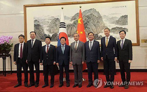 기념촬영하는 대통령 특사단(서울=연합뉴스) 박병석 전 국회의장(왼쪽 네 번째)을 단장으로 하는 대통령 특사단이 왕이 중국공산당 중앙외사판공실 주임 겸 외교부장(오른쪽 네번째)을 24일 베이징에서 만나 기념촬영을 하고 있다.  2025.8.24 [베이징특파원 공동취재단. 재판매 및 DB 금지] photo@yna.co.kr