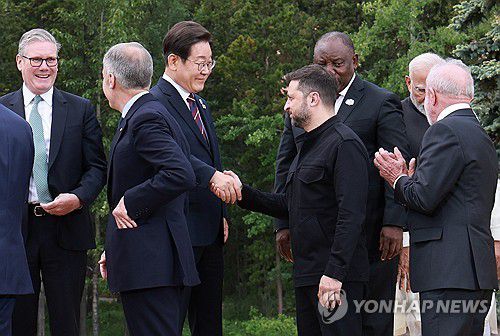 젤렌스키 대통령과 악수하는 이재명 대통령(캐내내스키스[캐나다]=연합뉴스) 홍해인 기자 = 이재명 대통령과 볼로디미르 젤렌스키 우크라이나 대통령이 17일(현지시간) 캐나다 앨버타주 캐내내스키스 주요 7개국(G7) 정상회의장에서 G7 및 초청국 기념촬영 후 악수하고 있다. 2025.6.18 hihong@yna.co.kr